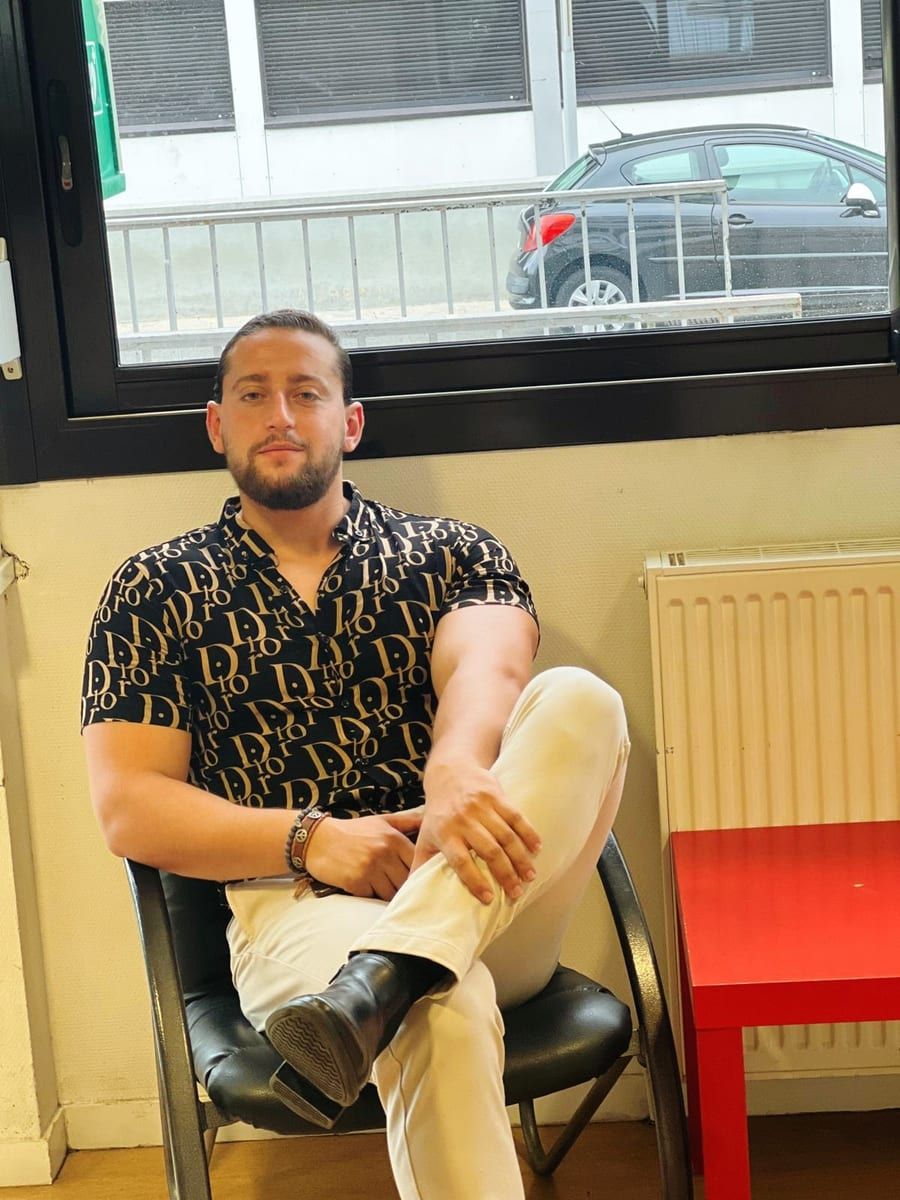 Dione - Site gay gratuit à Zwillikon Profil de Dione, 31 ans, Site gay gratuit à Zwillikon (Zurich)